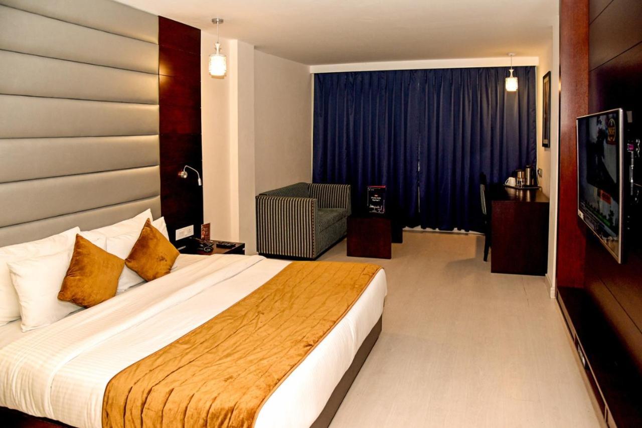 Sunbeam Premium Hotel Zirakpur Bagian luar foto