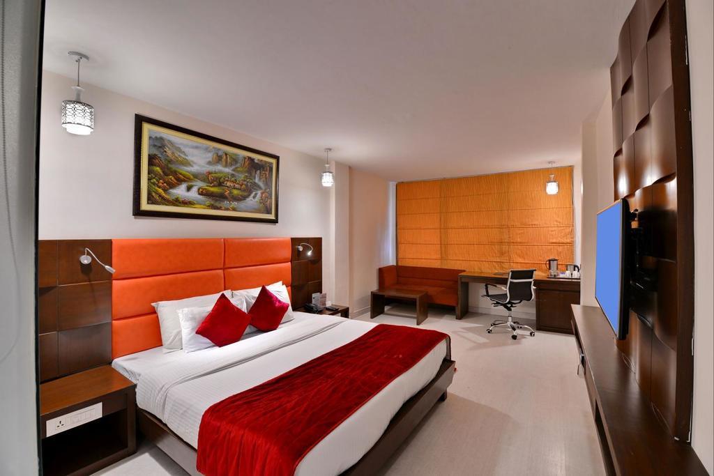 Sunbeam Premium Hotel Zirakpur Bagian luar foto